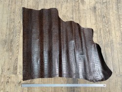 Demi-peau de cuir de veau façon crocodile marron - maroquinerie - Cuir en Stock
