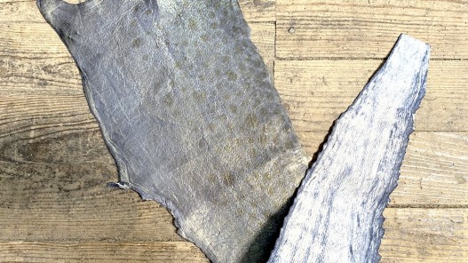 Peau de cuir de poisson - Loup de mer - Cuir marin - bleu acier nacré - cuir en stock