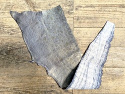 Peau de cuir de poisson - Loup de mer - Cuir marin - bleu acier nacré - cuir en stock