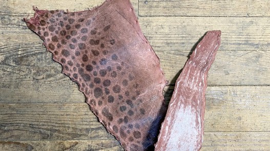 Peau de cuir de poisson - Loup de mer - Cuir marin - vieux rose - cuir en stock