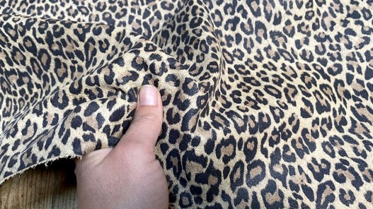 Détail peau de cuir de veau façon léopard beige - maroquinerie - Cuir en Stock