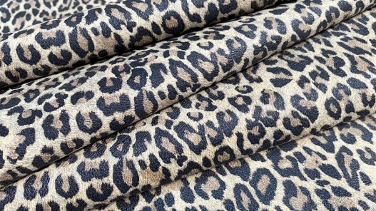 Détail peau de cuir de veau façon léopard beige - maroquinerie - cuir en stock