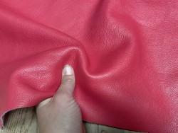 Grand morceau de cuir de taurillon - gros grain - couleur rose magenta - cuir en stock