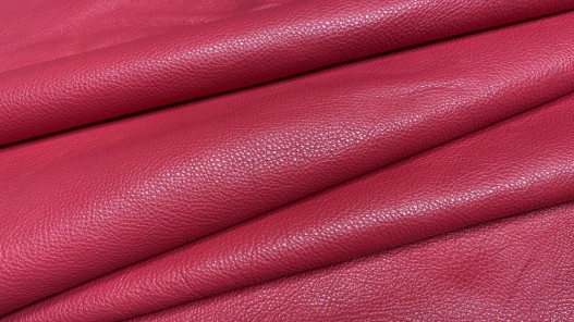 Grand morceau de cuir de taurillon - gros grain - couleur rose magenta - Cuir en Stock