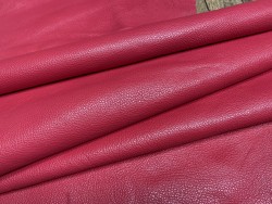 Grand morceau de cuir de taurillon - gros grain - couleur rose magenta - Cuir en Stock