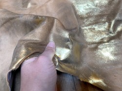 Peau de veau en poil beige métallisé doré - maroquinerie - décoration - Cuir en stock