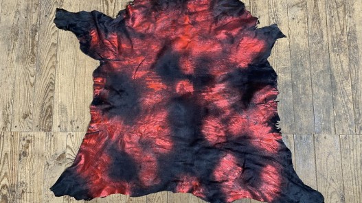 Peau de veau en poil noir métallisé rouge - maroquinerie - décoration - Cuir en Stock