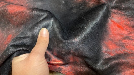 Peau de veau en poil noir métallisé rouge - maroquinerie - décoration - Cuir en stock