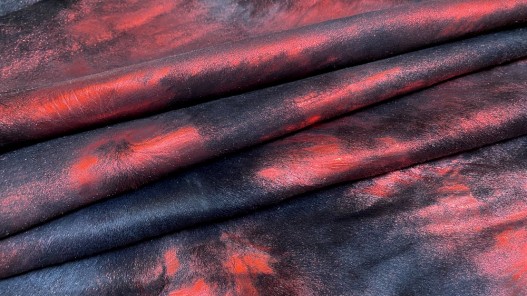Peau de veau en poil noir métallisé rouge - maroquinerie - décoration - Cuirenstock