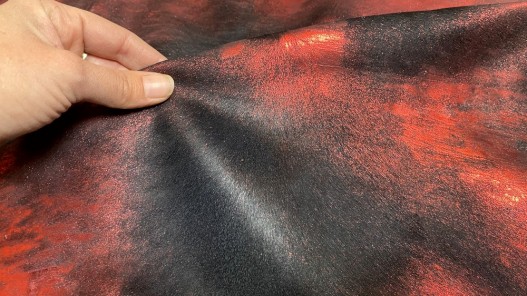 Peau de veau en poil noir métallisé rouge - maroquinerie - décoration - cuir en stock