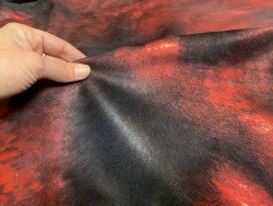 Peau de veau en poil noir métallisé rouge - maroquinerie - décoration - cuir en stock