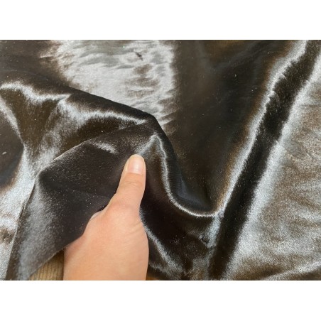 Peau de veau en poil noir - Cuir en Stock