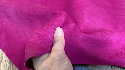 Peau de porc velours rose magenta - maroquinerie - vêtement - cuir en stock