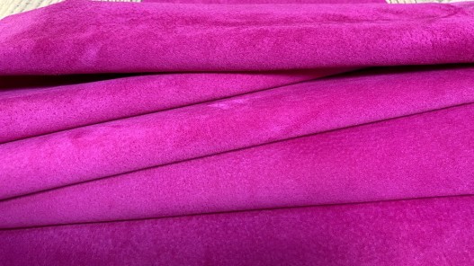 Peau de porc velours rose magenta - maroquinerie - vêtement - Cuir en Stock