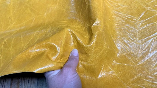 Demi-peau de cuir de veau ciré pullup jaune moutarde - maroquinerie - Cuir en Stock