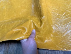 Demi-peau de cuir de veau ciré pullup jaune moutarde - maroquinerie - Cuir en Stock