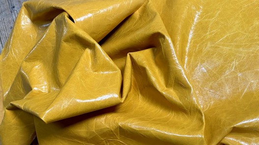 Demi-peau de cuir de veau ciré pullup jaune moutarde - maroquinerie - cuir en stock