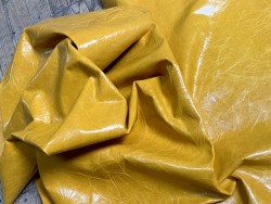 Demi-peau de cuir de veau ciré pullup jaune moutarde - maroquinerie - cuir en stock