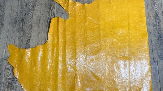 Demi-peau de cuir de veau ciré pullup jaune moutarde - maroquinerie - Cuir en stock