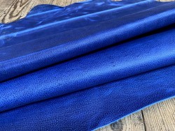 Détail grain morceau de cuir vachette pullup ciré gras bleu roi - maroquinerie - ameublement - cuirenstock