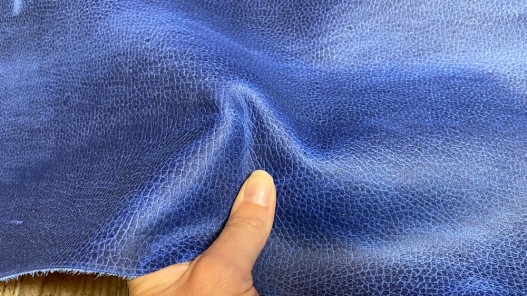 Grand morceau de cuir vachette pullup ciré gras bleu roi - maroquinerie - ameublement - Cuir en Stock