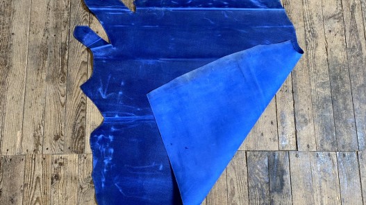 Grand morceau de cuir vachette pullup ciré gras bleu roi - maroquinerie - ameublement - cuir en stock