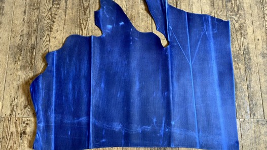 Grand morceau de cuir vachette pullup ciré gras bleu roi - maroquinerie - ameublement - Cuir en stock