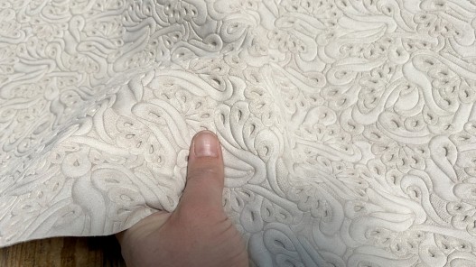 Peau de veau velours imprimé motif cachemire blanc - maroquinerie - Cuir en stock