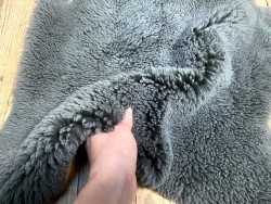 Peau de mouton lainée vert kaki - maroquinerie ou vêtement - cuir en stock