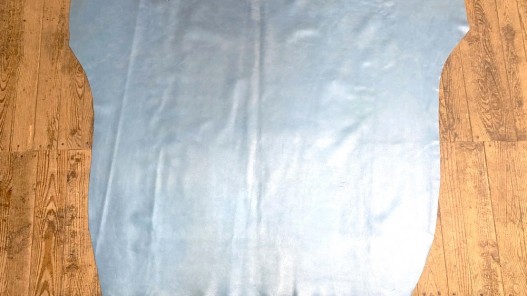 Peau de veau velours métallisé nacré bleu ciel - maroquinerie - cuir en stock