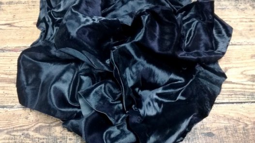 chutes de cuir de veau poil noir maroquinerie vêtement accessoire cuir en stock
