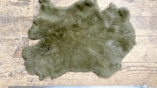 Peau de lapin en fourrure - poil vert kaki - Cuir en stock