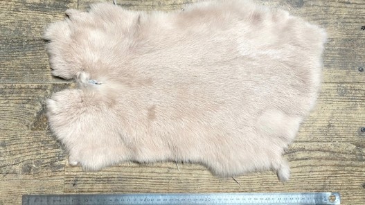Peau de lapin en fourrure - poil beige nude - Cuir en stock