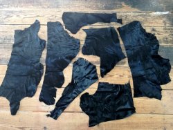 morceaux de cuir de veau poil noir maroquinerie accessoire vêtement Cuir en Stock
