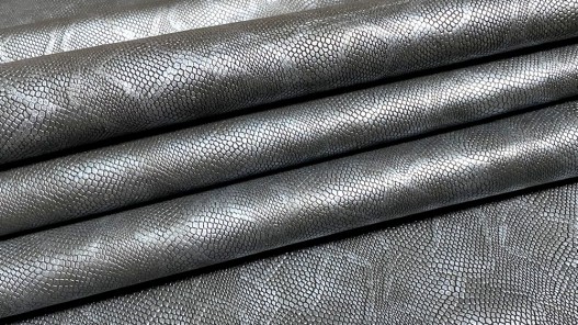 Demi peau de cuir de veau grain façon serpent gris métallic - maroquinerie - Cuir en Stock