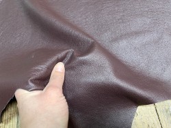 Peau de cuir de kangourou bordeaux mat - maroquinerie - cuir en stock