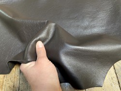 Peau de cuir de kangourou marron mat - maroquinerie - cuir en stock