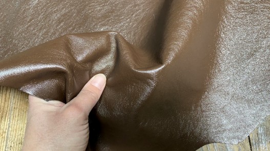Peau de cuir de kangourou brun satiné - maroquinerie - cuir en stock