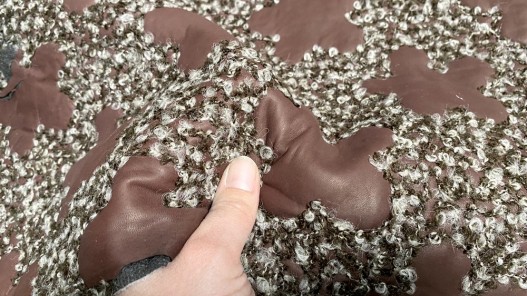 Peau de cuir d'agneau fantaisie - cuir brun gutté laine brun - motifs à fleur - Cuir en stock