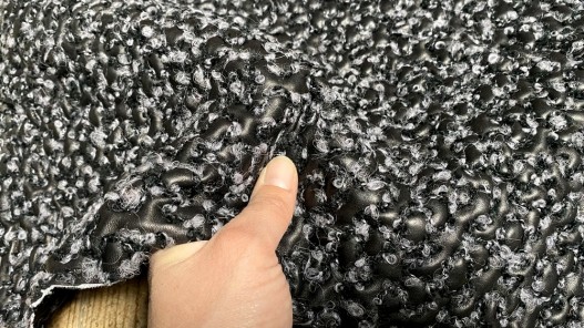 Peau de cuir d'agneau fantaisie - cuir noir gutté laine grise effet astrakan - Cuir en stock