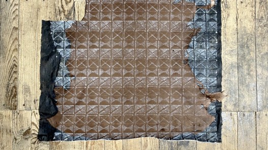 Peau de cuir d'agneau fantaisie - cuir brun gutté laine blanche - motif géométrique - cuir en stock