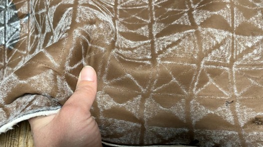 Peau de cuir d'agneau fantaisie - cuir brun gutté laine blanche - motif géométrique - Cuir en stock