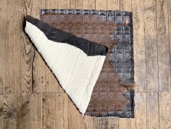 Peau de cuir d'agneau fantaisie - cuir brun gutté laine blanche - motif géométrique - Cuirenstock