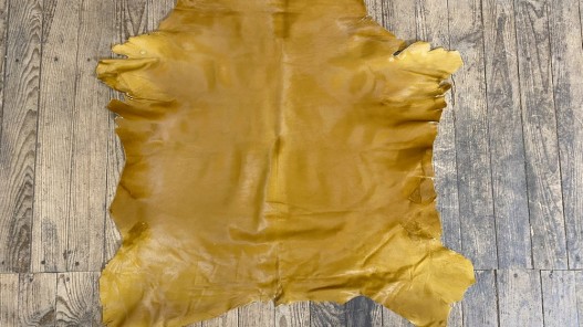 Peau de veau en poil jaune moutarde - décoration - maroquinerie - accessoire - Cuir en Stock