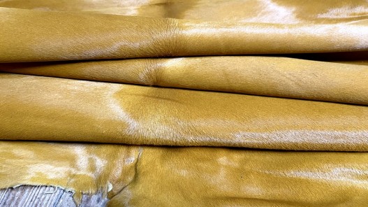 Peau de veau en poil jaune moutarde - décoration - maroquinerie - accessoire - cuirenstock