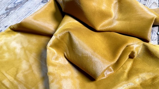 Peau de veau en poil jaune moutarde - décoration - maroquinerie - accessoire - cuir en stock