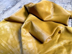 Peau de veau en poil jaune moutarde - décoration - maroquinerie - accessoire - cuir en stock