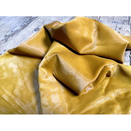 Peau de veau en poil jaune moutarde - décoration - maroquinerie - accessoire - cuir en stock