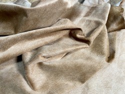 Demi-peau de vache en poil beige - décoration - maroquinerie - accessoire - Cuir en Stock