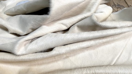 Demi-peau de vache en poil blanc - décoration - maroquinerie - accessoire - Cuir en stock